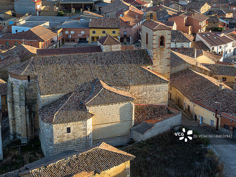 西班牙托雷洛巴顿的圣玛利亚教堂、街道和房屋鸟瞰图片素材