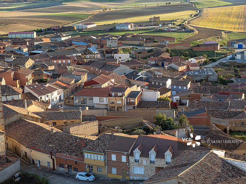 西班牙托雷洛巴顿市的房屋、街道和农田鸟瞰图片素材