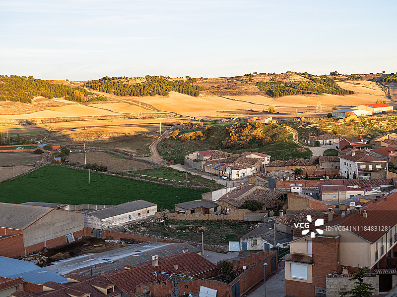航拍西班牙托雷洛瓦通房屋田野风电图片素材