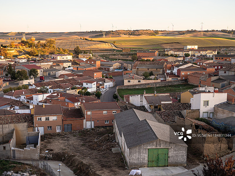 航拍西班牙托雷洛瓦通房屋田野风电图片素材