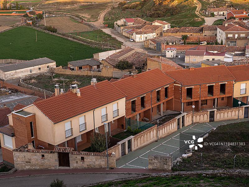西班牙托雷洛巴顿市的房屋和街道航拍景色图片素材