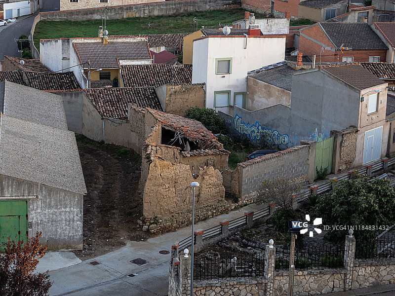 西班牙托雷洛巴顿市的房屋和街道航拍景色图片素材