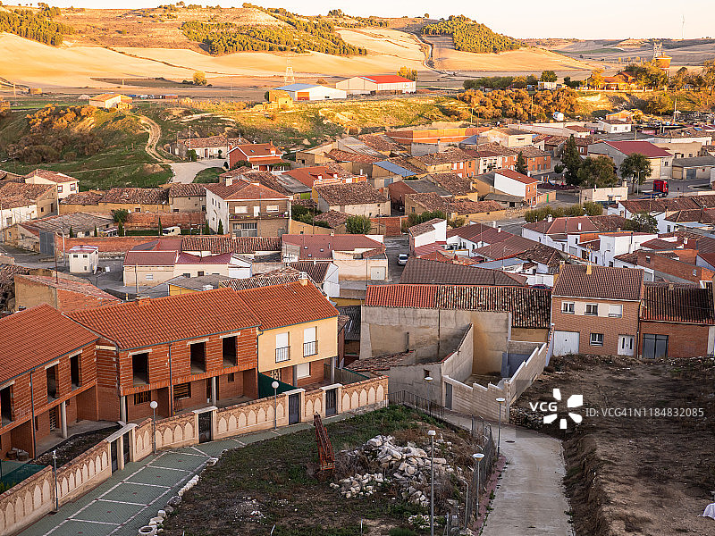 西班牙托雷洛巴顿市的房屋、街道和农田鸟瞰图片素材