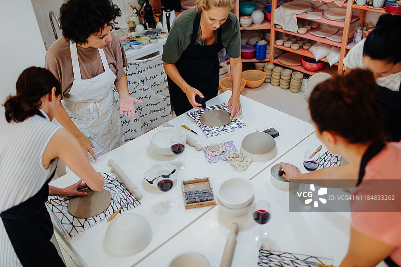 女性在陶瓷课上学习如何用粘土建模图片素材