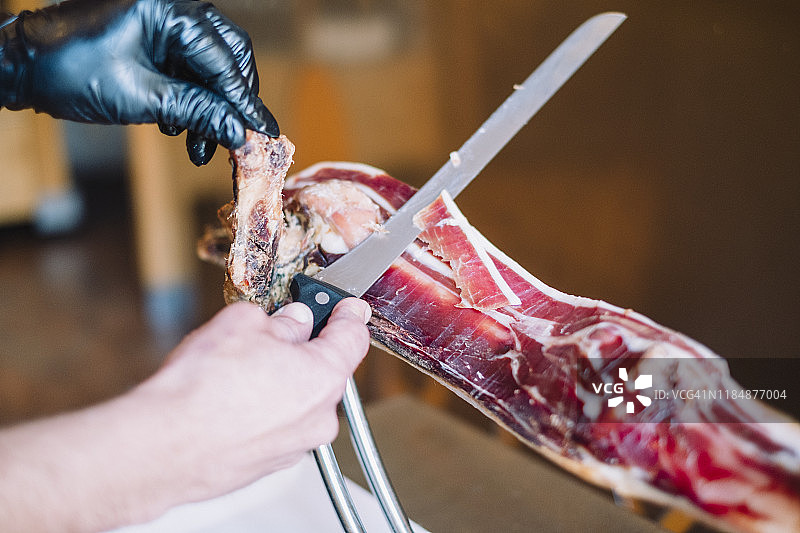 在餐厅切割塞拉诺火腿图片素材