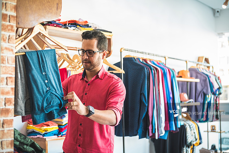 服装店内的纪律与整理图片素材