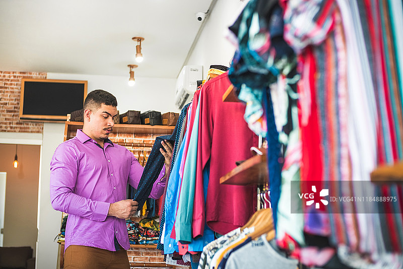购买男装时的犹豫图片素材