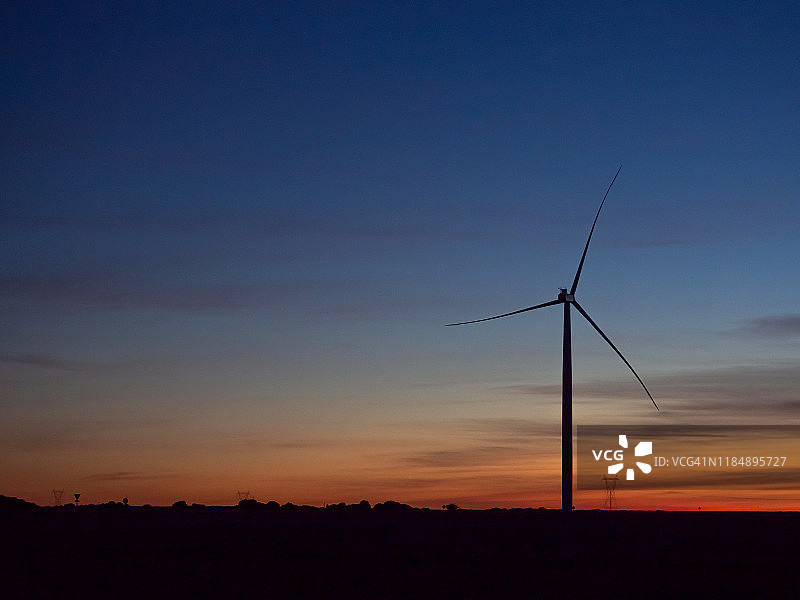 日落时的风力涡轮机图片素材