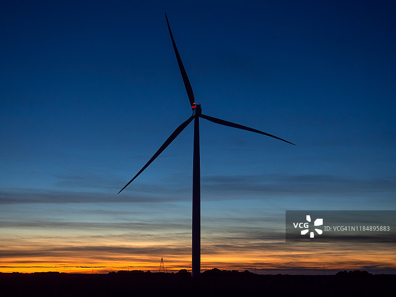 日落时的风力涡轮机图片素材