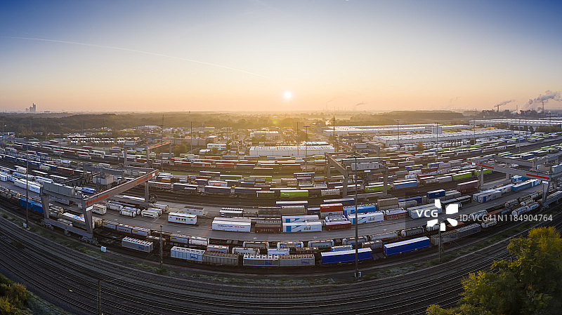 日出时分的集装箱码头图片素材