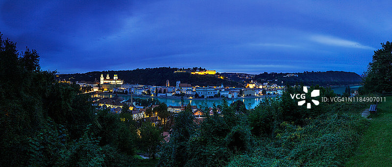 蓝色时分的帕绍全景（巴伐利亚/德国）图片素材