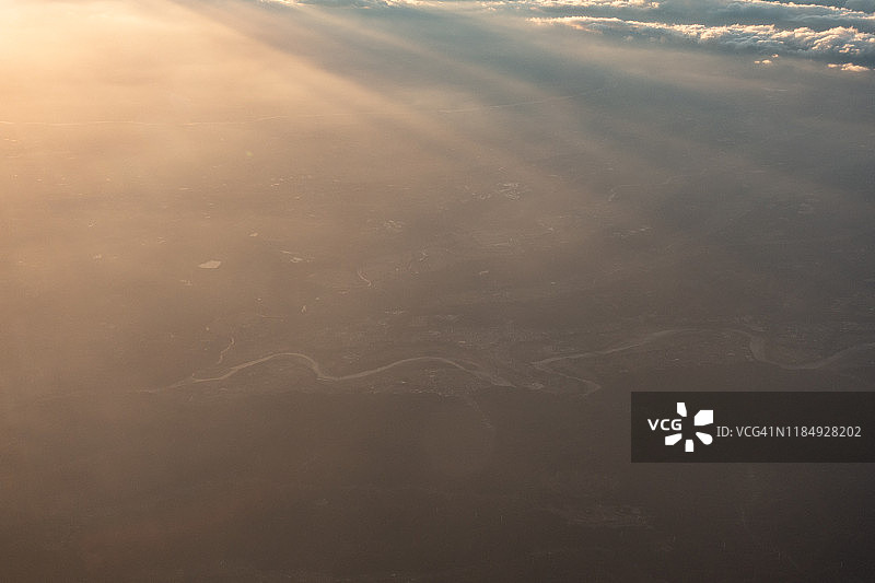 从飞机上俯瞰日本枥木县那须乌山市的日落阳光图片素材