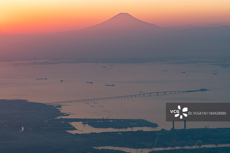 飞机航拍日本富士山与东京湾跨海大桥图片素材