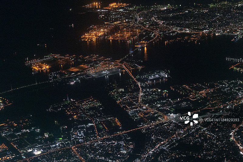从飞机上俯瞰日本神奈川县的东京湾和横滨市图片素材