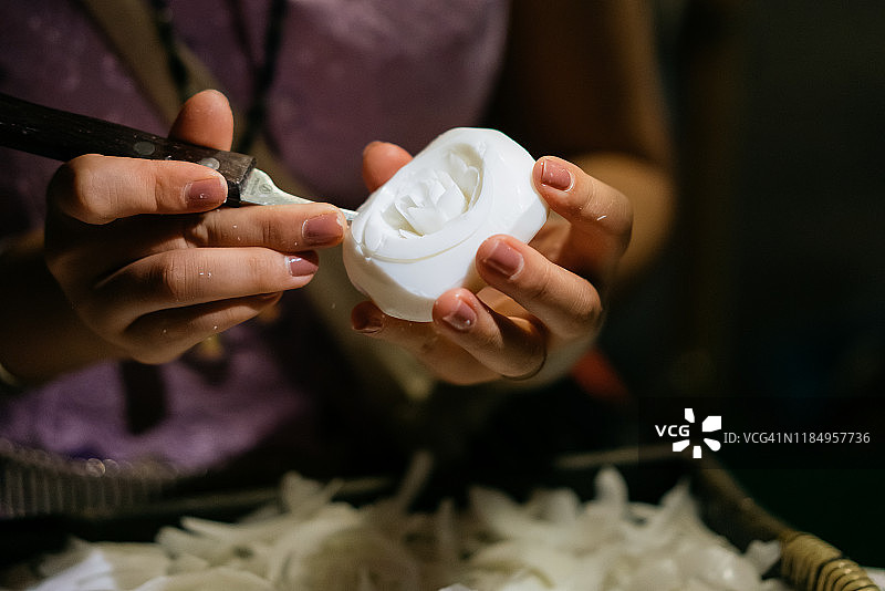 手工雕刻：用手将肥皂雕刻成花朵图片素材