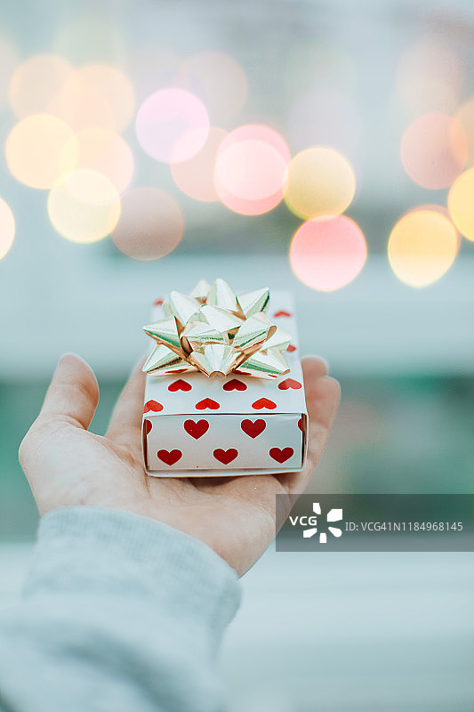 主观视角：女人手持礼品盒图片素材