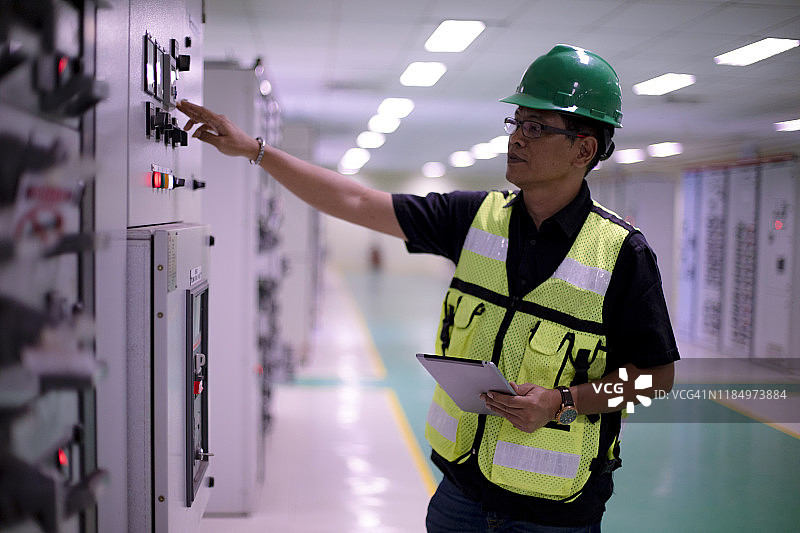 电厂安装团队合作图片素材