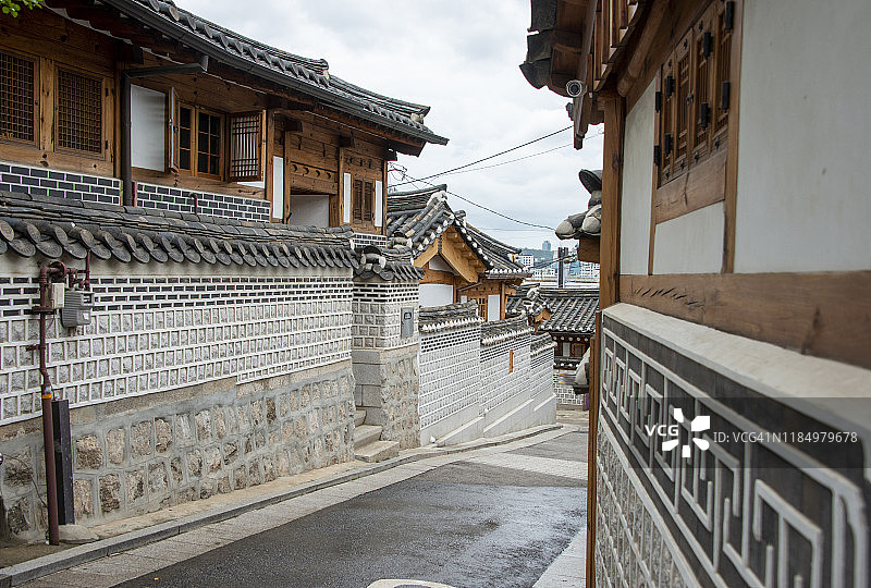 韩国首尔北村韩屋村：舒适的狭窄老街和传统韩屋景观图片素材