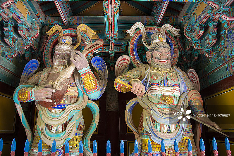 韩国庆州佛国寺的木制韩国守护神雕塑图片素材