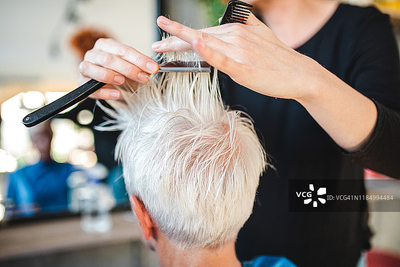在美容院的年长的女人图片素材