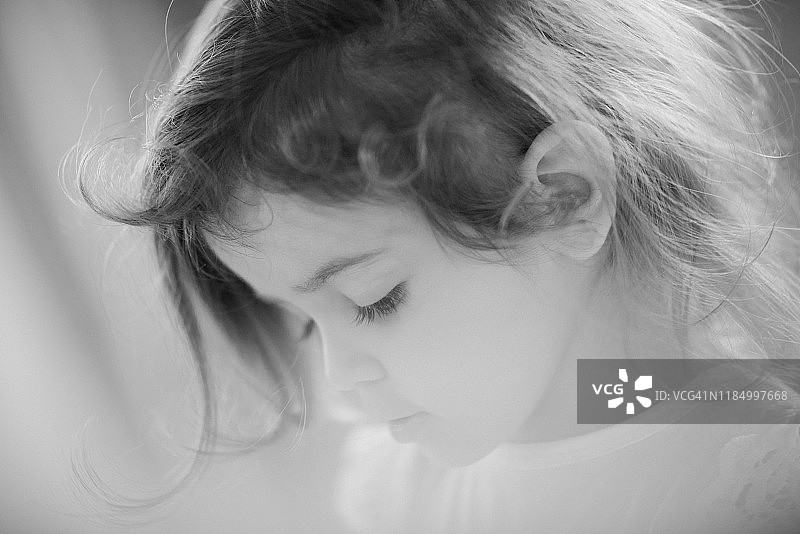 天真可爱的小女婴肖像图片素材