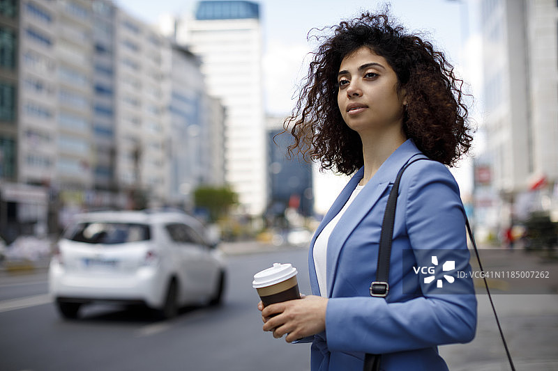 年轻女商人通勤上班图片素材
