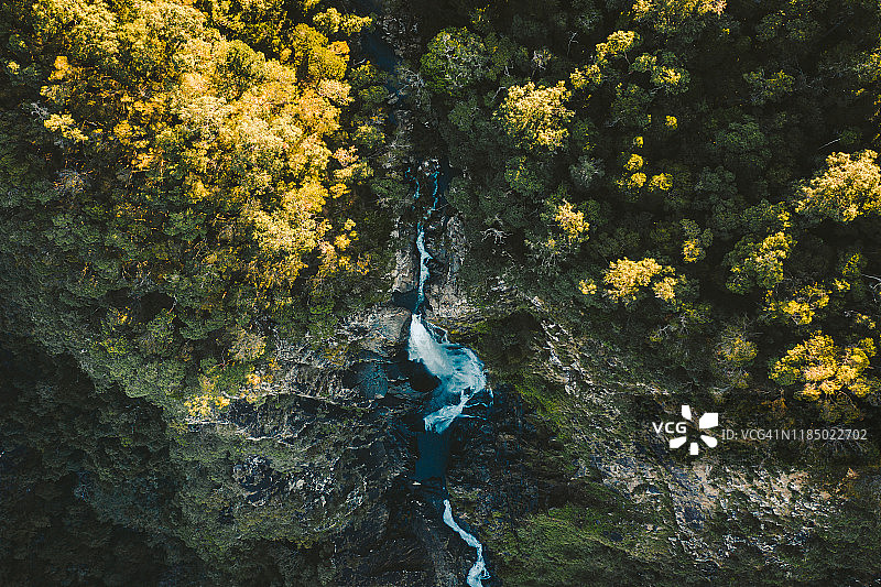 无人机拍摄的蜿蜒小路图片素材