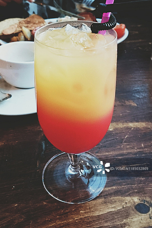 桌上的龙舌兰日出鸡尾酒特写图片素材