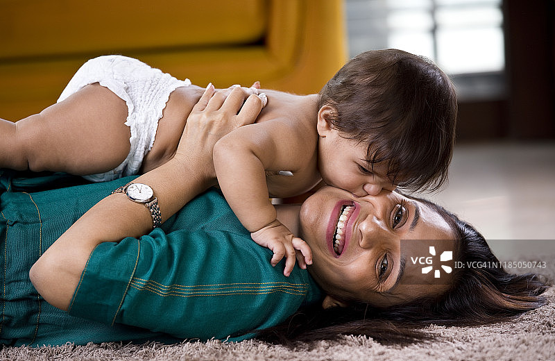 充满爱意的母亲和儿子图片素材