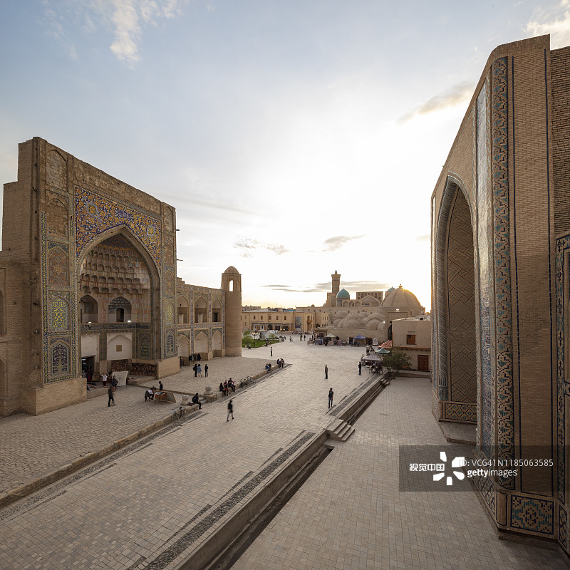 乌兹别克斯坦布哈拉乌鲁格别克经学院与卡扬宣礼塔图片素材