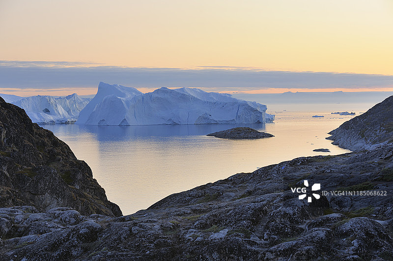 日落时分格陵兰伊卢利萨特冰峡湾的冰山，极地地区，北极图片素材