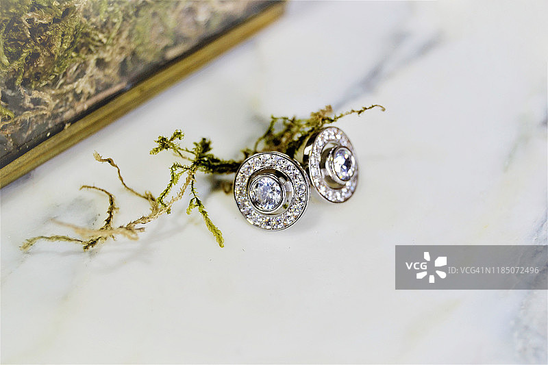 大理石背景上的施华洛世奇水晶耳环图片素材