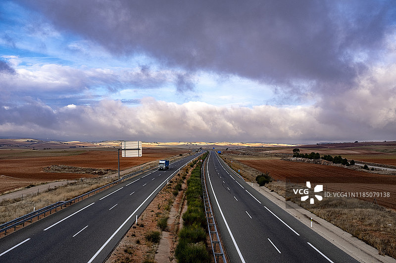 交通流量较少的高速公路图片素材