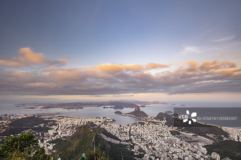 巴西里约热内卢科科瓦多山的日落景色图片素材