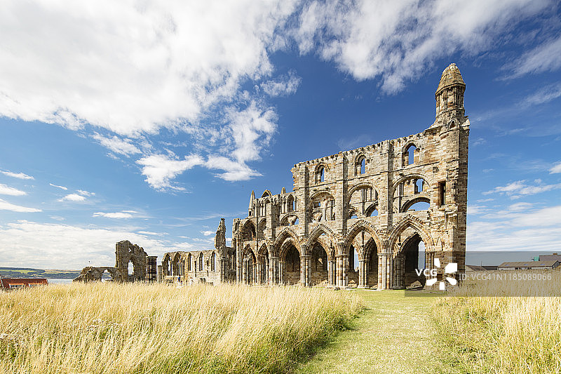 惠特比修道院遗址 - 16世纪修道院解散期间被毁，英格兰惠特比，2018年图片素材