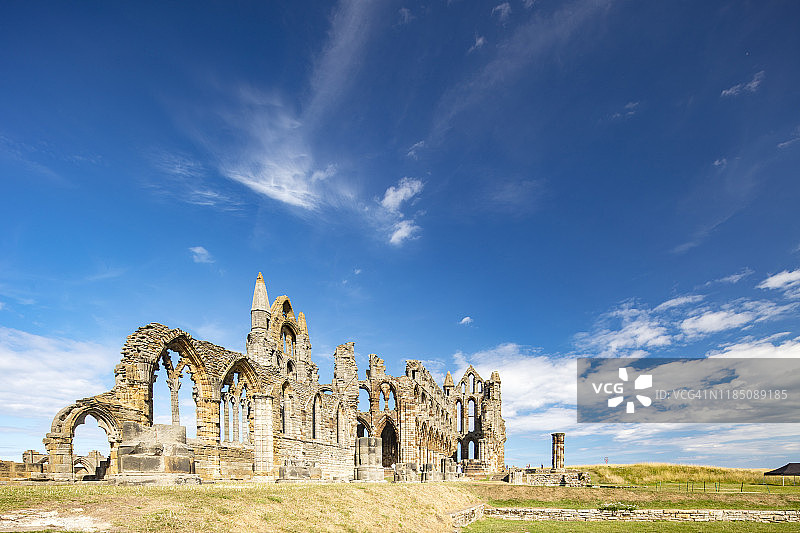 惠特比修道院遗址 - 16世纪修道院解散期间被毁，英格兰惠特比，2018年图片素材