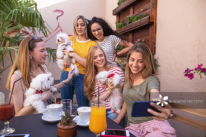 面带微笑的女孩们自拍图片素材