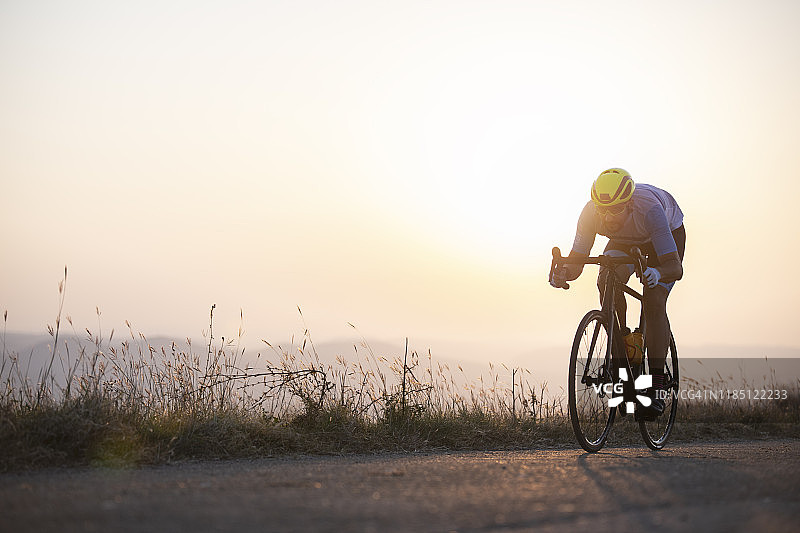 户外骑自行车的男人图片素材