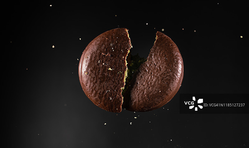 高速摄影捕捉的悬空巧克力派图片素材