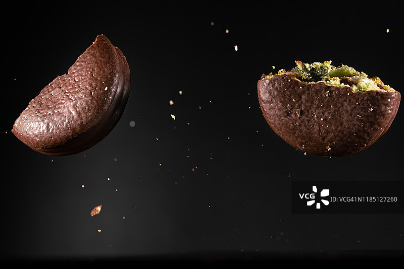 高速摄影捕捉的悬空巧克力派图片素材