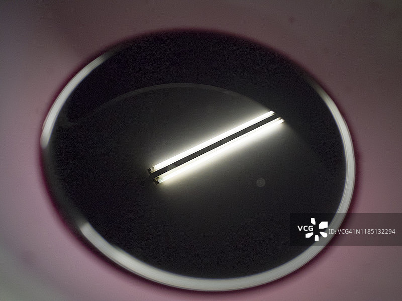 红酒杯中的荧光反射图片素材