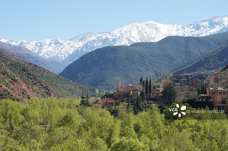 乌里卡山谷村庄背景下的高阿特拉斯雪山图片素材