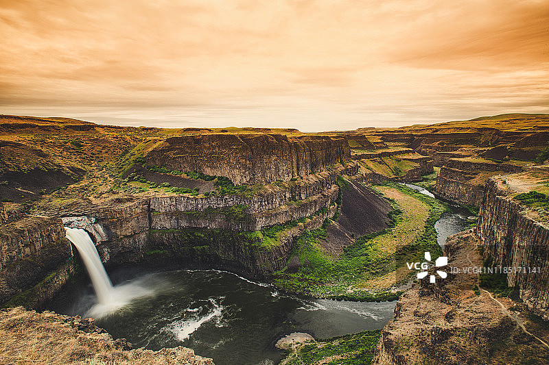 日落时分的帕卢斯瀑布图片素材