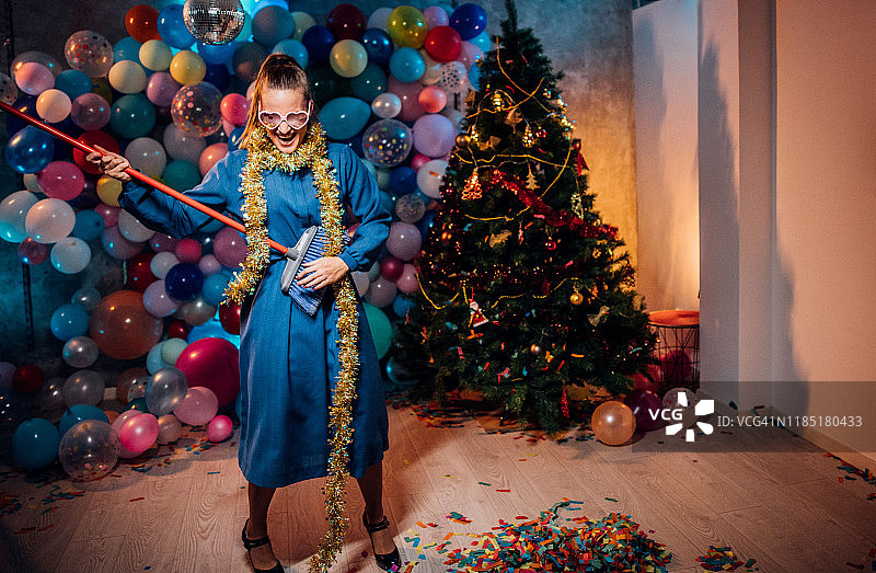 新年派对后的清洁和跳舞图片素材