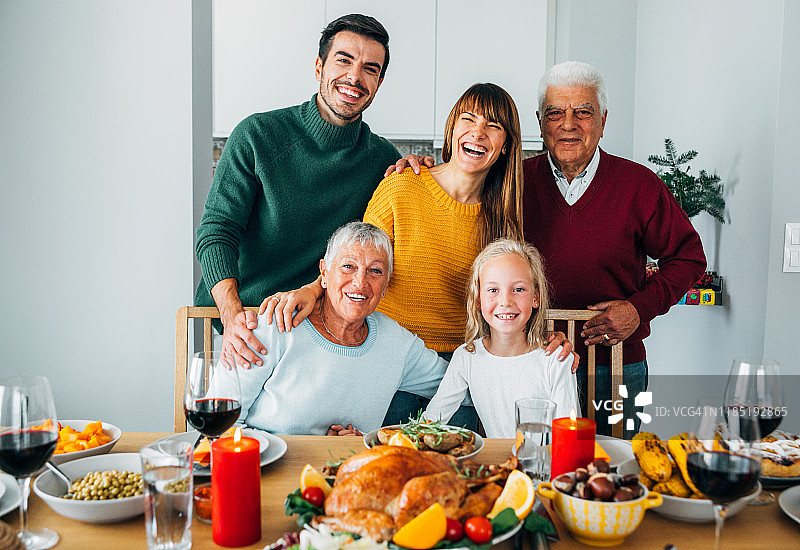 三代家庭圣诞节画像图片素材