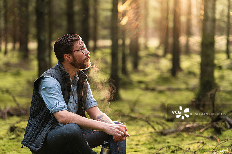 独自在斯堪的纳维亚享受咖啡的旅行者图片素材