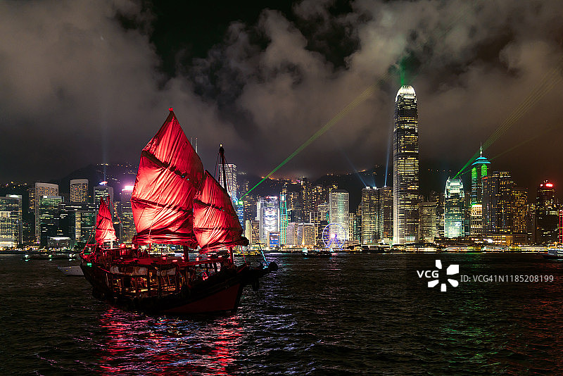 香港维多利亚港夜景与前景帆船图片素材
