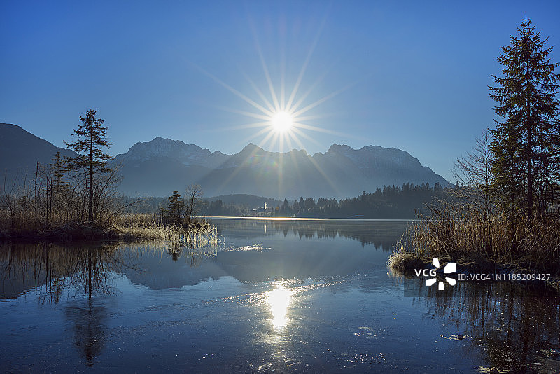 德国巴姆塞湖：卡文德尔山脉倒影与阳光图片素材