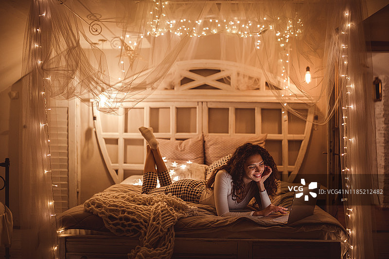 在圣诞节气氛中使用笔记本电脑的女人图片素材