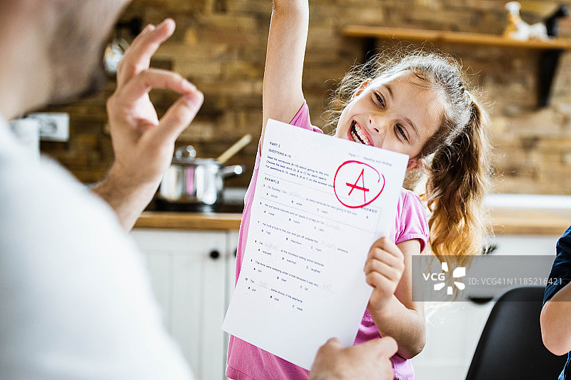 （欢呼）爸爸，我考试得了A！图片素材